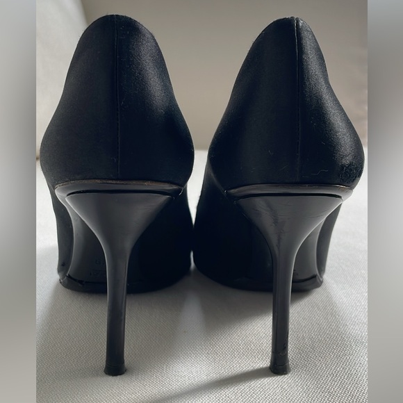 Gucci high-heeled shoes with horseshoe buckle on front. 
Black size 8.5. - Picture 4 of 10